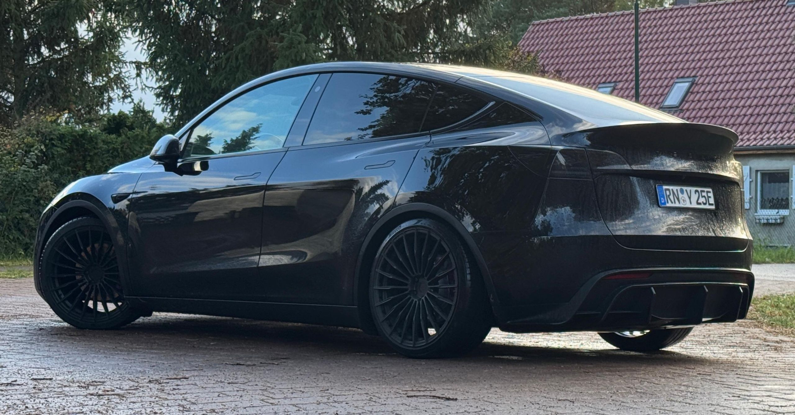 Ein schwarzes Tesla Model Y