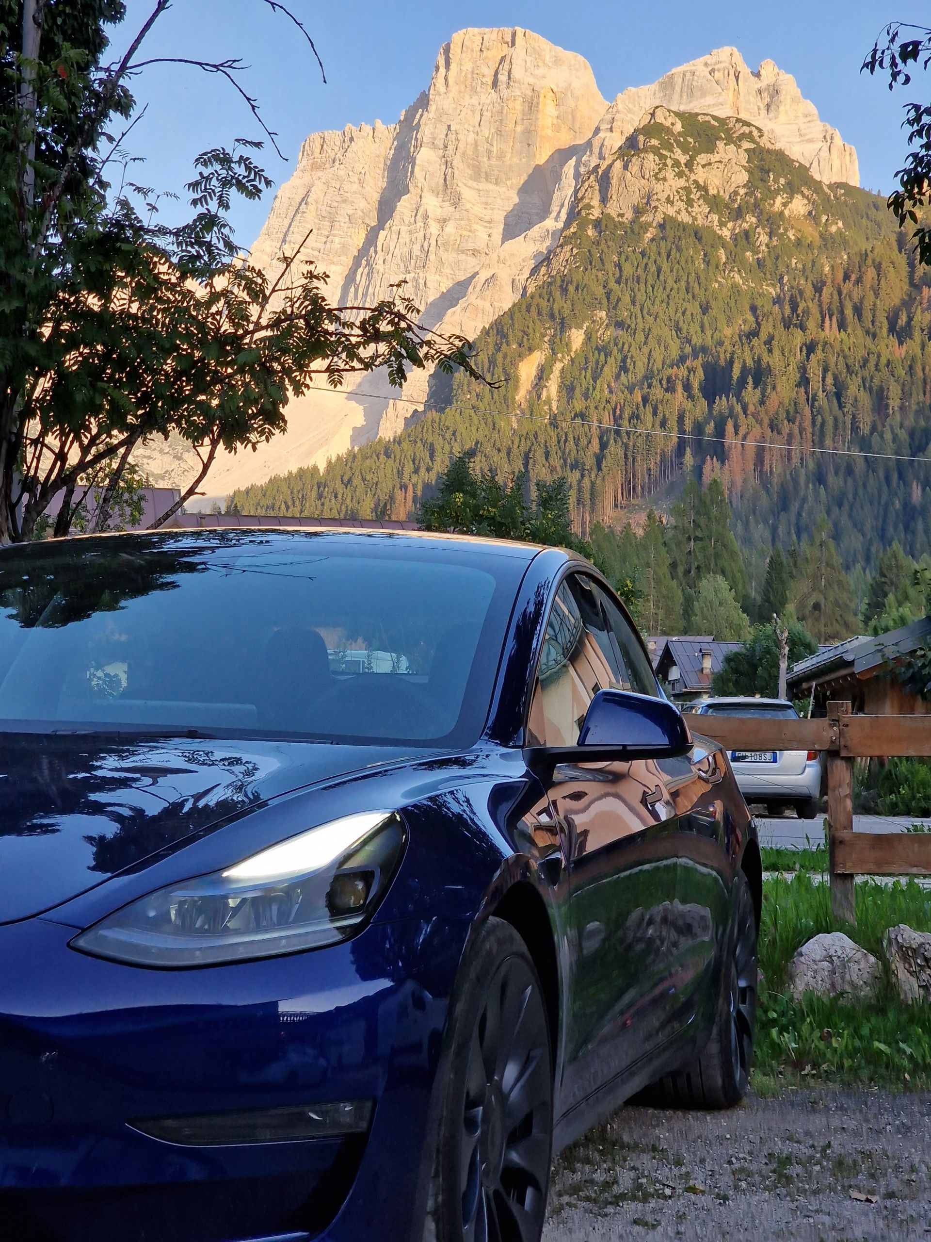Blaues Tesla Model 3 Performance in den Bergen