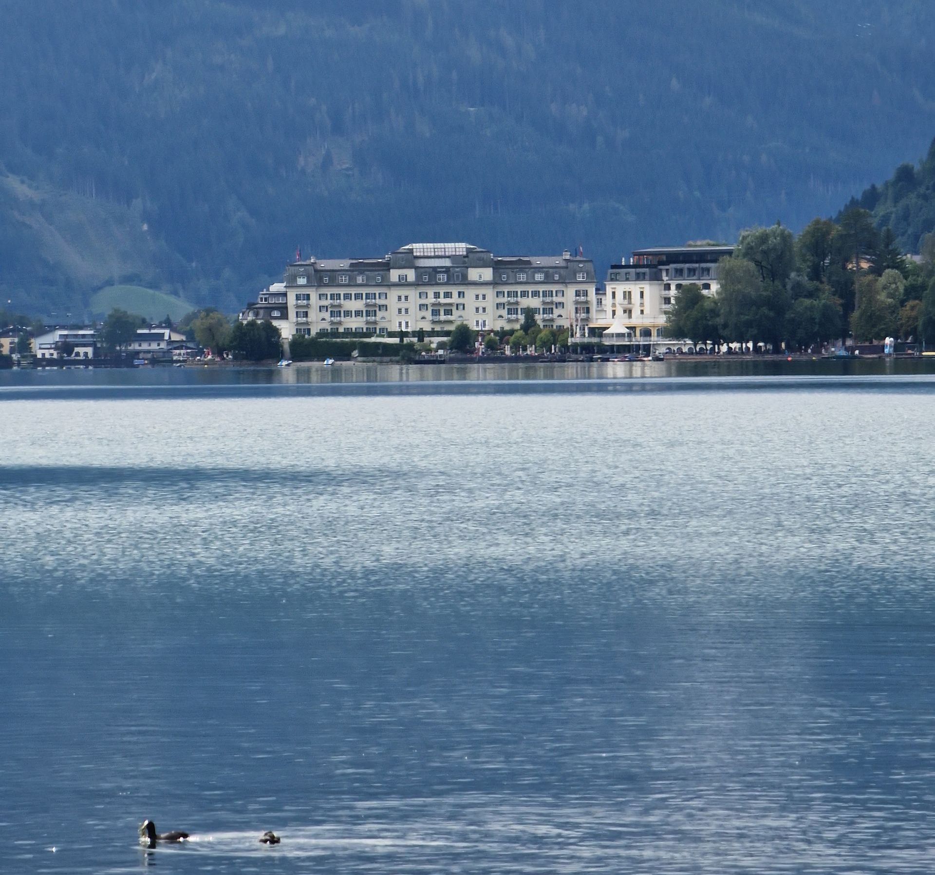 Ein See mit einem Schloss
